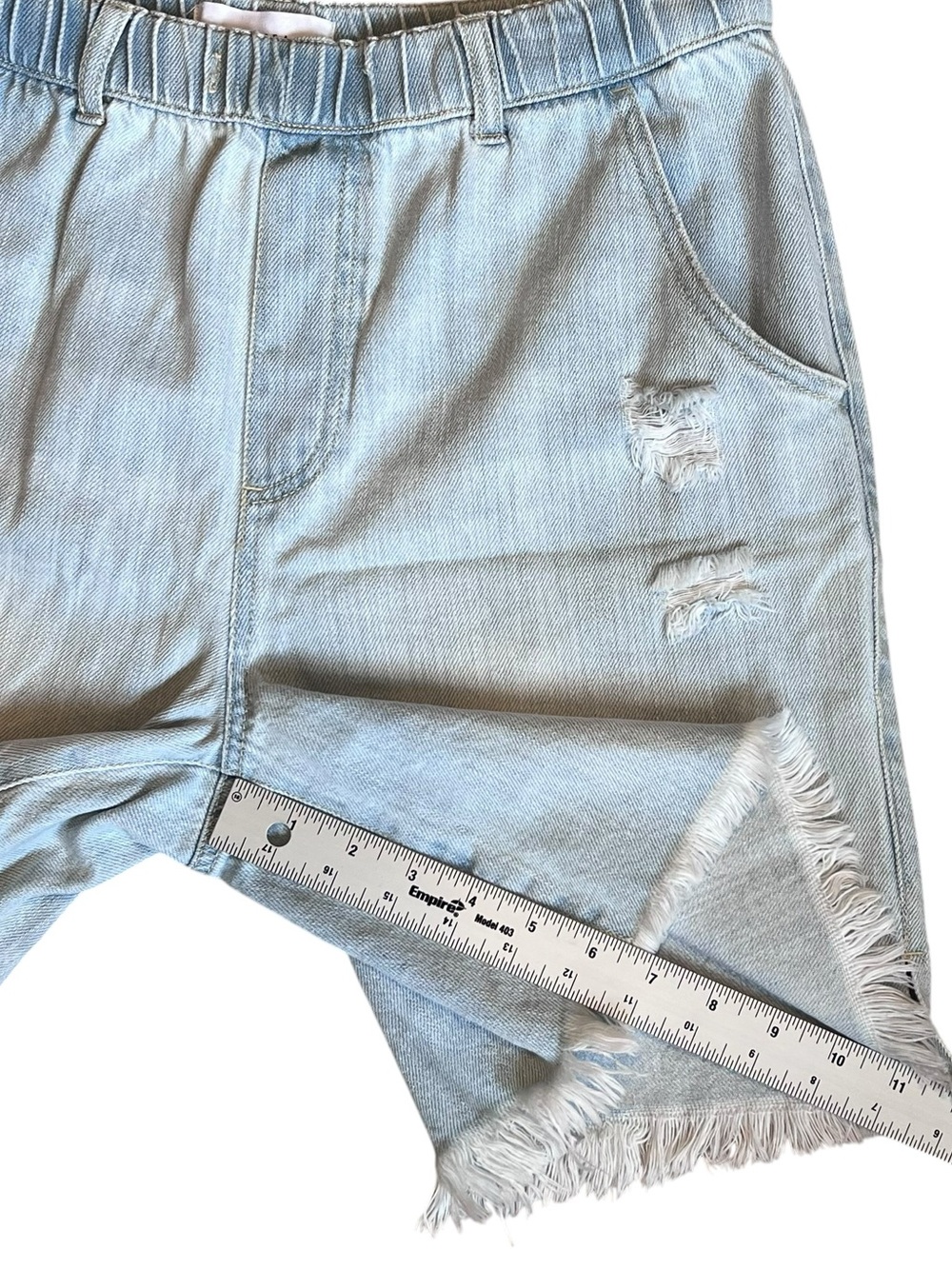 Risen Women’s Sz M High Rise Denim Shorts Light Wash Pull On Distressed - Picture 14 of 15
